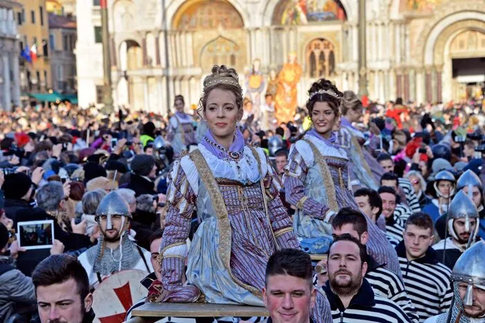 Der "Carnevale di Venezia" verwandelt die italienische Stadt jedes Jahr im Februar in einen Schauplatz der Straßenkunst ...