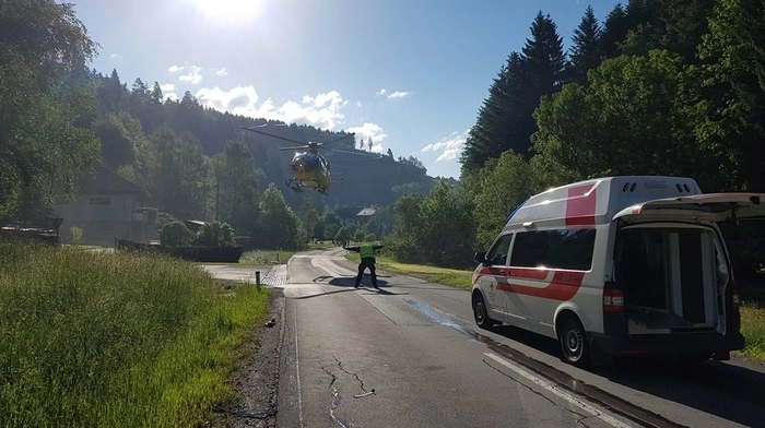 Der Rettungshubschrauber C16 aus Oberwart landete auf der Fahrbahn.