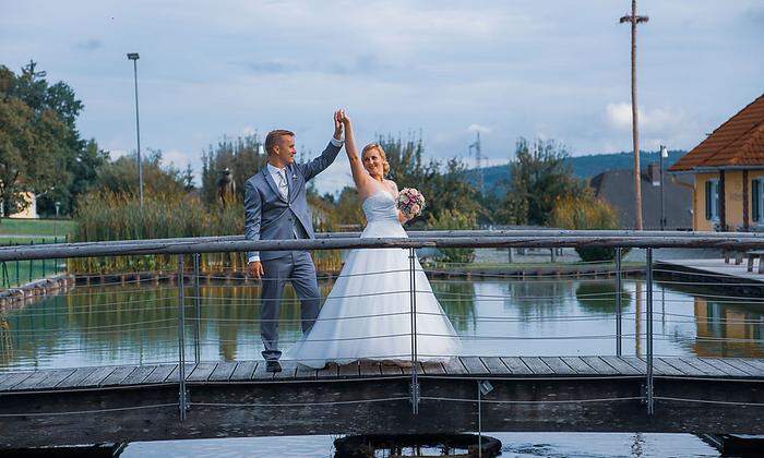 Katja Blaschek und Patrick Goritschnig grüßen als Ehepaar