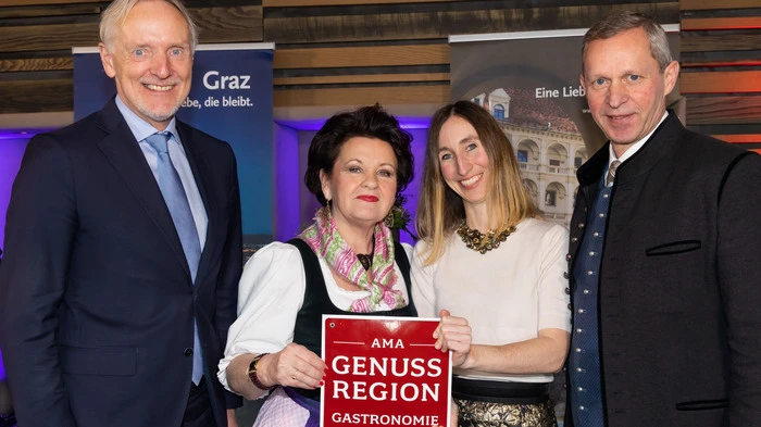 Waltraud Hutter übergab den Posten der GenussHauptstadt-Chefin an Beatrice Berner, Stadtrat Günter Riegler und Cheftouristiker Dieter Hardt-Stremayr gratulierten
