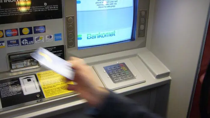 Eine Frau aus dem Murtal hob mit der Bankomatkarte ihres Lebensgefährten, der im Krankenhaus war und dann verstarb, Geld von dessen Konto ab. Nun stand sie wegen des Vorwurfes der Untreue vor Gericht