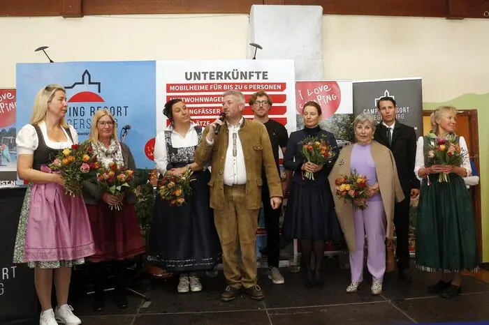 Volle Bühne mit Ehrengästen und Projektbeteiligten