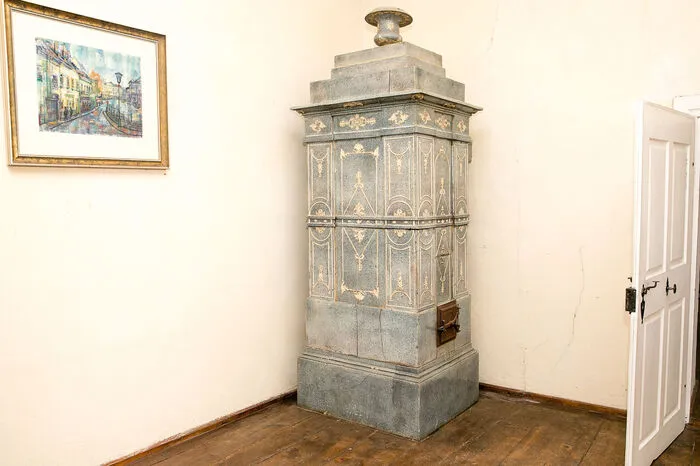 Die Kachelöfen im Schloss Kolhof sind denkmalgeschützt.