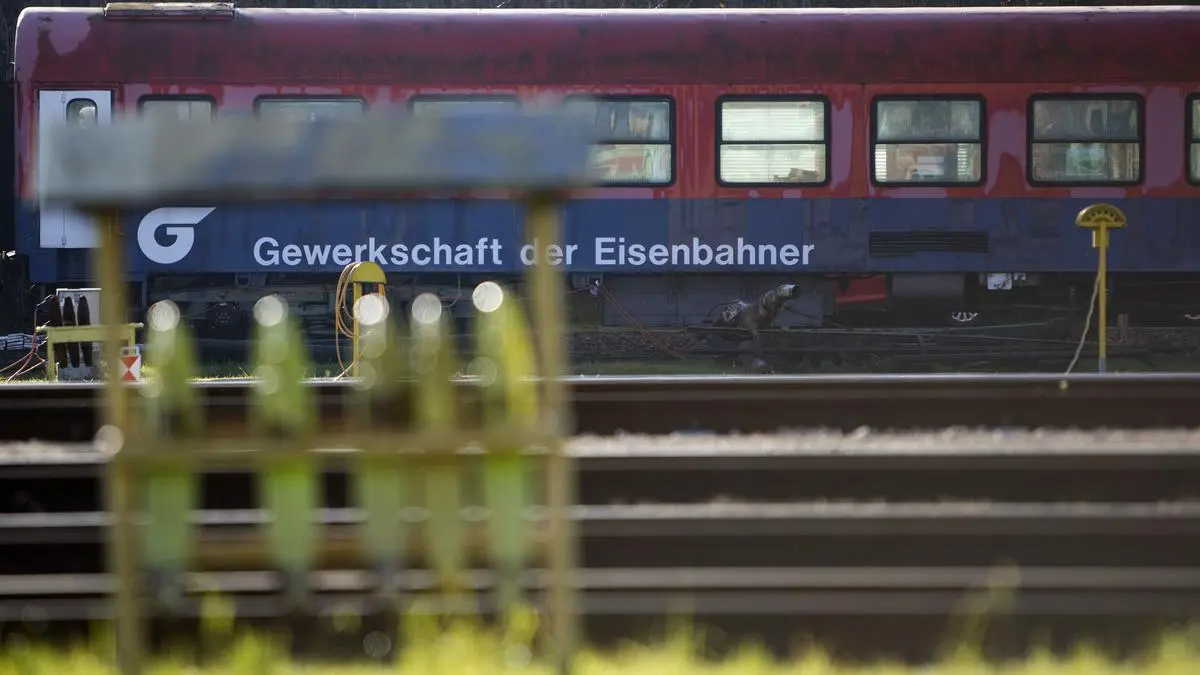 ABD0042_20221127 - WIEN - ÖSTERREICH: ++ THEMENBILD ++ ZU APA0158 VOM 27.11.2022 - Ein Zug mit Schriftzug "Gewerkschaft der Eisenbahner", aufgenommen am Sonntag, 27. November 2022 am Bahnhof in Horn in Niederösterreich. Die Verhandlungen zu einem neuen Bahn-KV sind am Sonntag vorerst gescheitert. Nun steht am Montag ein 24-stündiger, österreichweiter Eisenbahnstreik bevor. - FOTO: APA/ALEX HALADA