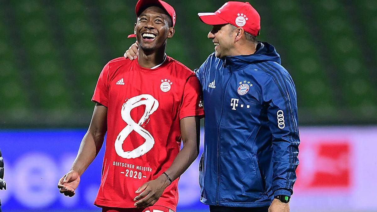 Trainer Hansi Flick (re.) setzte David Alaba zuletzt hauptsächlich in der Innenverteidigung ein.