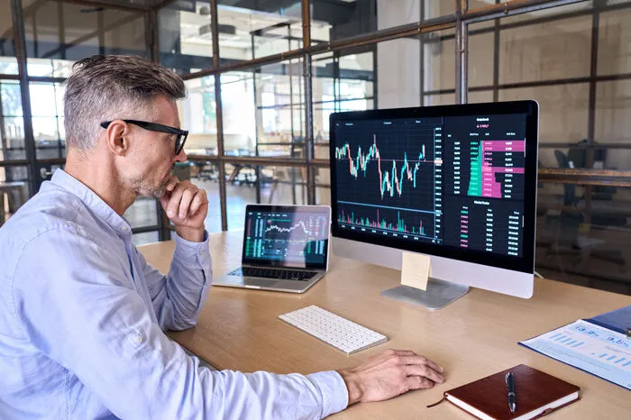 Mit der Zeit, den richtigen Grundlagen und Wissen über die jeweilige Unternehmensbranche und generelle Wirtschaftslage werden Sie lernen Aktienwerte trittsicher zu beurteilen 