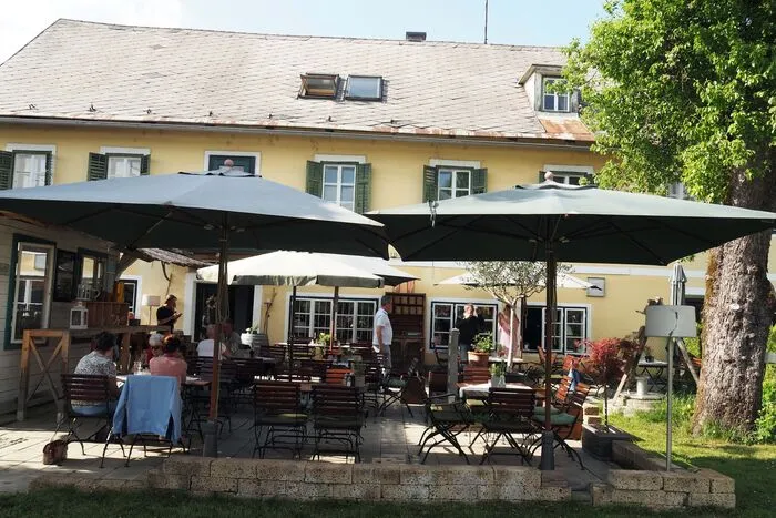 60 Sitzplätze gibt es im Gastgarten.