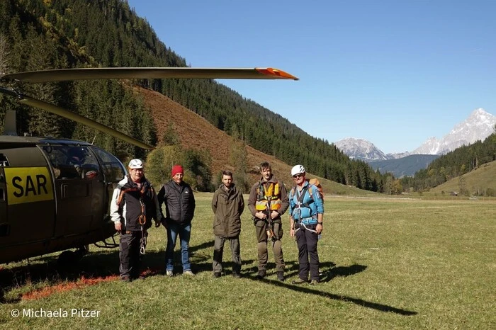 Das erfolgreiche Team Kurt Pitzer und Karl Höflehner mit den Bundesheer-Piloten und Stadtamtsdirektor Johannes Leitner