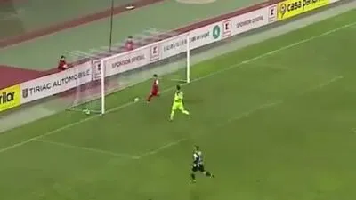 Hier will Valentin Gheorghe das Tor klauen