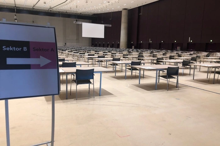 Die Halle wurde im Vorfeld in Sektoren aufgeteilt