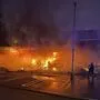 Ein Auto und ein Supermarkt gingen in Flammen auf