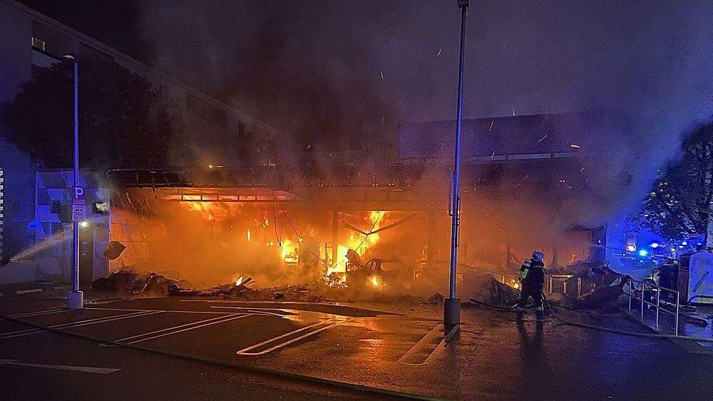 Ein Auto und ein Supermarkt gingen in Flammen auf