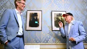 Albertina-Generaldirektor Ralph Gleis (l.) und Otto Waalkes vor einer der Interventionen
