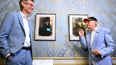 Albertina-Generaldirektor Ralph Gleis (l.) und Otto Waalkes vor einer der Interventionen