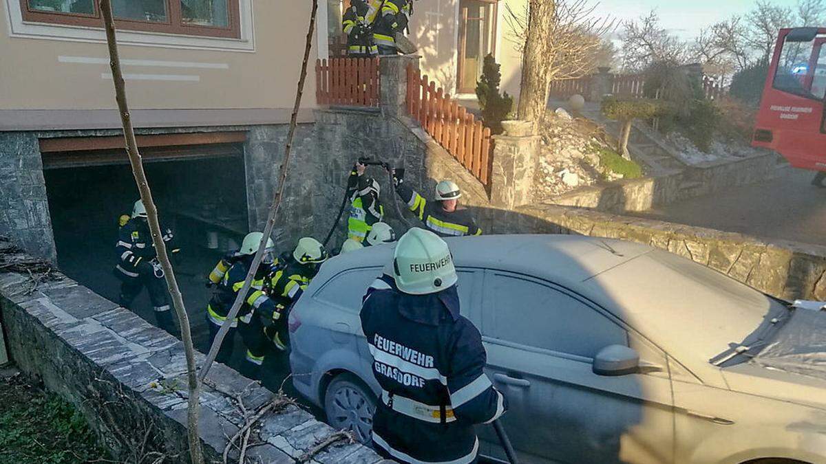 Die Feuerwehr rückte mit schwerem Atemschutz vor