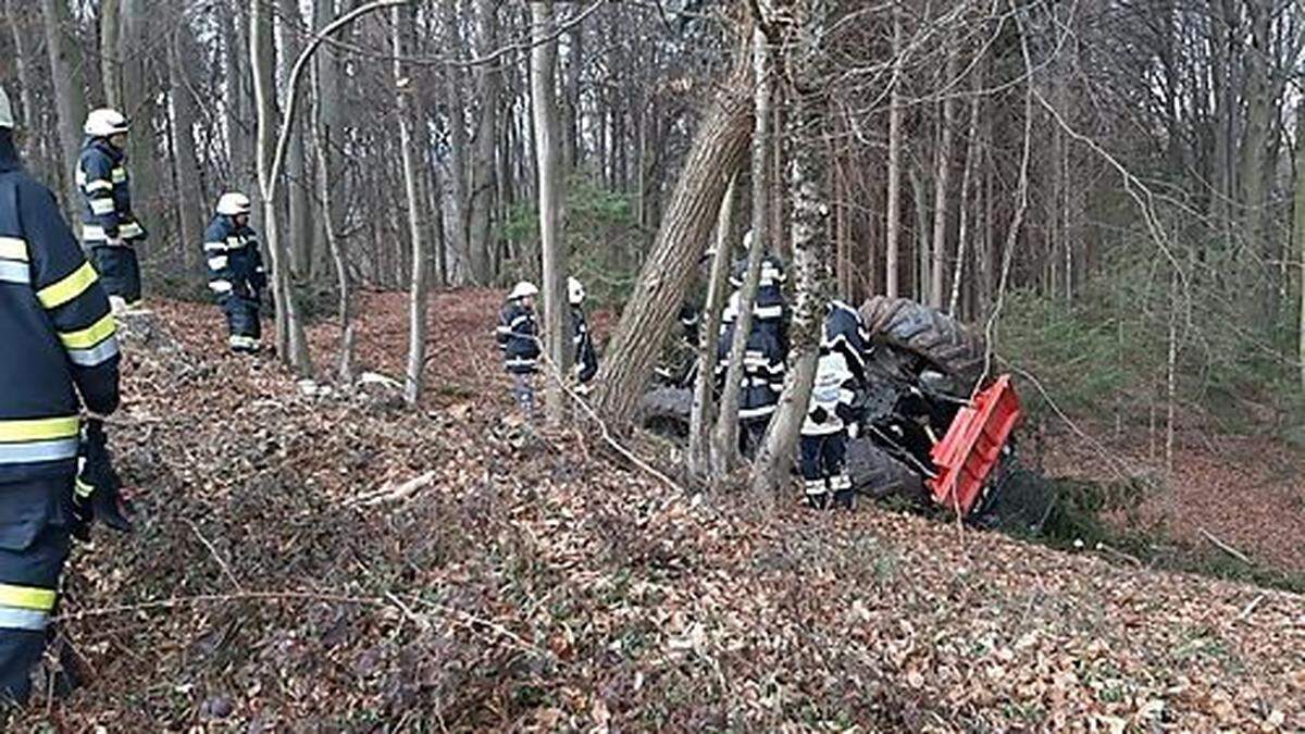 Der umgekippte Traktor im Wald neben dem neuen Friedhof in Jagerberg