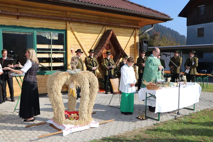 Danach fand eine Feldmesse durch Pfarrer Reinhold Ahrer zelebriert wurde und von der "Singgemeinschaft Steuerberg" unter Leitung von Helga Leitner und der  Jagd­horn­blä­ser­grup­pe "Håhn­berg-Steu­er­berg" unter ihrem Hornmeister Manfred Rader und Obmann Hermann Stich umrahmt wurde.