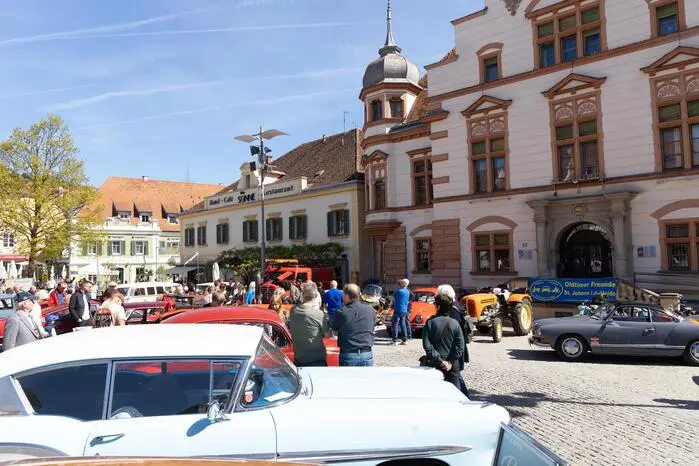Der Hartberger Hauptplatz verwandelte sich dabei in eine eindrucksvolle Bühne für historische Automobile aus nah und fern.