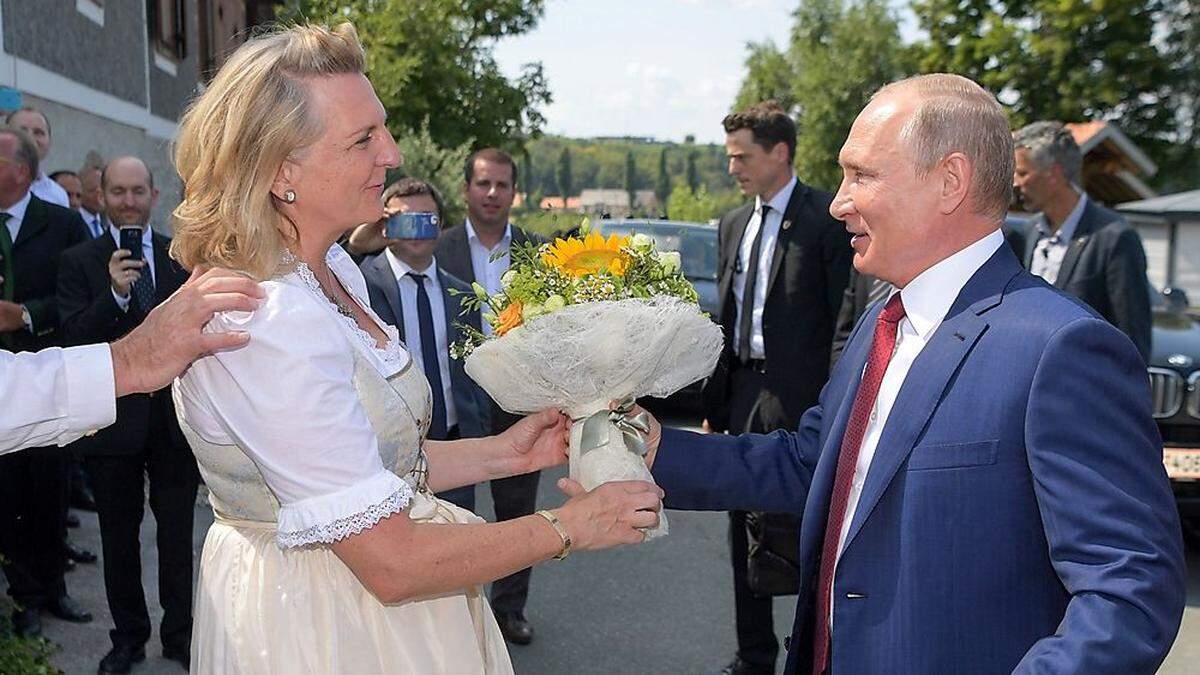 Die blumigen Zeiten sind vorüber. Die ehemalige Außenministerin Kneissl und Wladimir Putin 2018 