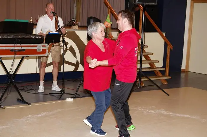 Den Schlusspunkt des herbstlichen Marsches gab es dann im Volksheim. Dort spielten die „Original Zirbitz Buam“ zum Tanz auf.
