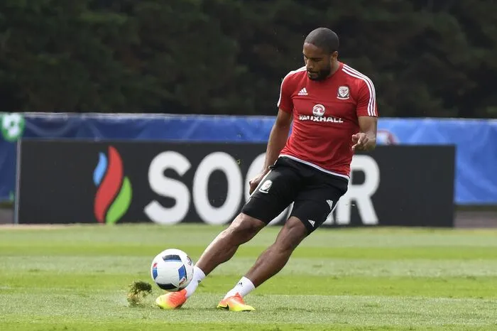 Das liegt natürlich auch an der stabilen Fünfer-Abwehr rund um die drei Innenverteidiger Ashley Williams vom walisischen Premier-League-Klub Swansea,...