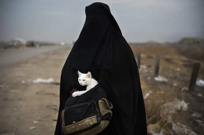 Eine Frau aus dem Irak mit ihrem Kätzchen "Lulu". Beide warten auf den Transport, um in Sicherheit zu gelangen.