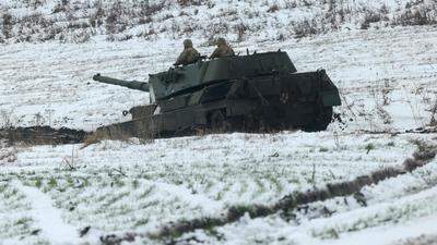 Ein Panzer fährt über ein schneebedecktes Feld. | Der Winter hält erneut Einzug in der Ukraine. Was bedeutet das für den Krieg? 
