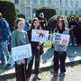 Hannah F., Matilda W. und Bianca R. zeigen am Maria-Theresien-Platz ihre Plakate. Sie finden: &quot;Die Politik soll den Menschen wieder mehr Angebote machen, damit sie sich klimafit verhalten können&quot;