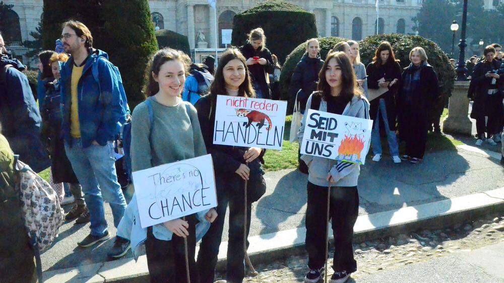 Hannah F., Matilda W. und Bianca R. zeigen am Maria-Theresien-Platz ihre Plakate. Sie finden: &quot;Die Politik soll den Menschen wieder mehr Angebote machen, damit sie sich klimafit verhalten können&quot;