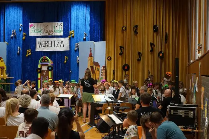 Mit dem „Edlschrotta Wurlitza“ brachten die Schülerinnen und Schüler das herkömmliche Radioerlebnis auf eine ganz neue Ebene. In ihrem Musical erzählten die Kinder wahre Schulgeschichten, die sich im Laufe der Jahre an ihrer Schule ereignet haben.