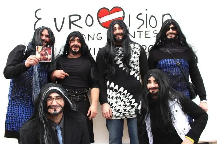 Sensationell die Kostüme der Feuerwehr: Die Männer rund um Kommandant Wolfgang Mittermüller schlüpften in die Verkleidung von Conchita Wurst.