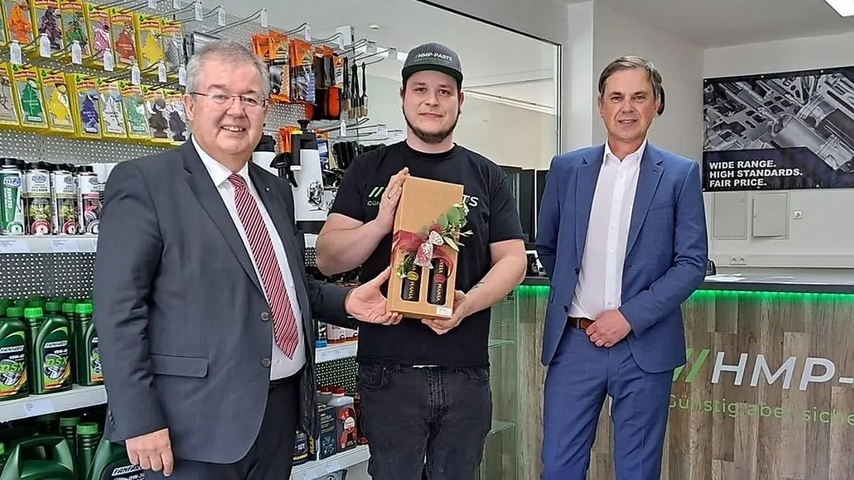 Bürgermeister Walter Zemrosser und Stadtamtsleiter Hubert Madrian mit Hendrik Pleschberger (Mitte)