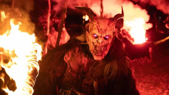 Der Dorfplatz in Eichberg wurde eine schaurig-schöne Kulisse für den traditionellen Krampusrummel.