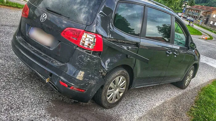 Ein Pkw und ein Motorrad kollidierten am Sonntagabend in Heiligenkreuz.