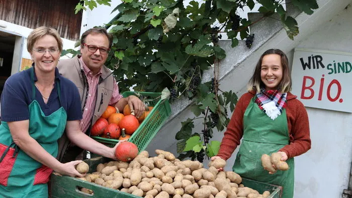Die Studentin Yuka Matsuno hat drei Wochen lang am Bio-Bauernhof der Familie Elisabeth und Friedrich Flödl gegen Kost und Quartier gearbeitet