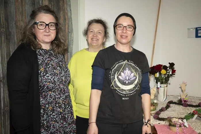 Der traditionelle Ostermarkt wurde von Alexandra Meisterl und ihrem Team organisiert und bot nicht nur eine tolle Gelegenheit, besondere Ostergeschenke zu finden, sondern auch die wertvolle Arbeit der Werkstätten der Diakonie de La Tour in den Mittelpunkt zu stellen. 

Alexandra Meisterl (im Bild links), Helga Buttazoni und Karoline Rest 