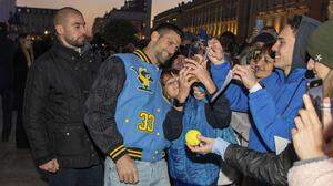 Novak Djokovic umringt von Fans in Turin