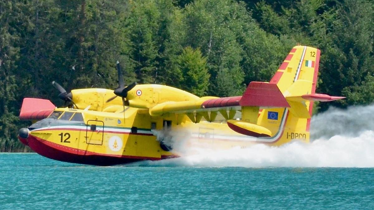 Schon im Jahr 2022 holten italienische Canadair-Löschflugzeuge Wasser zur Waldbrandbekämpfung im Weißensee - damals allerdings mit rechtzeitiger Genehmigung