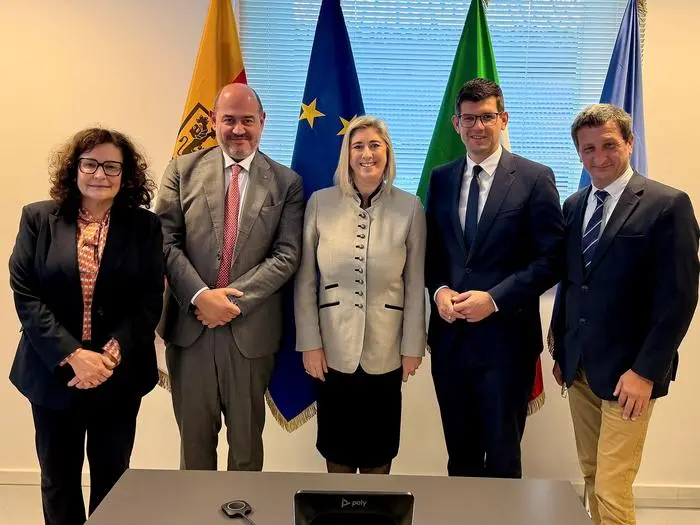 Magda Uliana, Direktorin für Infrastruktur und Raumordnung Friaul Julisch Venetien, Ettore de la Grennelais, ANAS Regionalleitung Veneto & Friaul Julisch Venetien, Amirante, Gruber und Volker Bidmon, Landesstraßenbaudirektor Kärnten (von links