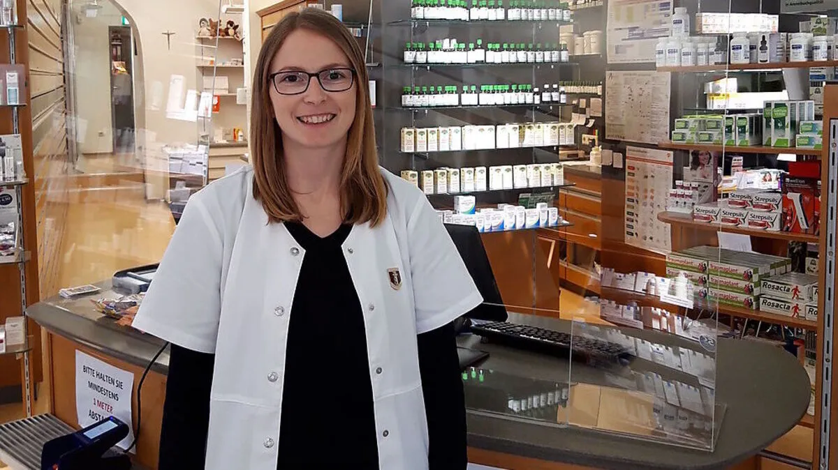 Pharmazeutin Daniela Pöltl (31) in der Apotheke "Zum Schwarzen Bären"