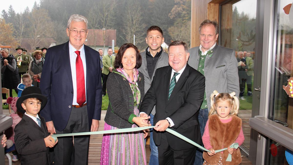 Altbürgermeister Johann Feichter, Kindergartenleiterin Heidelinde Prettenthaler, Bürgermeister Lukas Vogl, Bildungslandesrat Werner Amon, Landesrat Erwin Dirnberger und zwei Kindergartenkinder eröffneten den Kindergarten