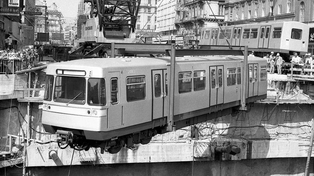 Am 25. Februar 1978 hat die Linie U1 als erste ihren Betrieb aufgenommen. Im Bild:  Einhebung eines 1973 an der Station Karlsplatz/Oper.