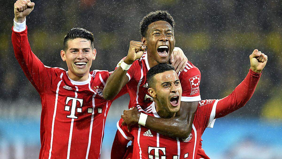 James (links) und Thiago (rechts unten) jubelten mit Torschütze David Alaba