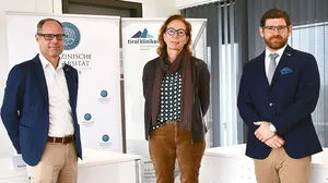 Barbara Sperner-Unterweger, Direktorin der Uni-Klinik für Psychiatrie II und ihre Mitarbeiter Bernhard Holzner (links) und Mátyas Gálffy stellten die Help@Covid App vor