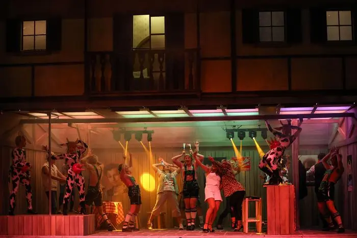 ABD0011_20241205 - WIEN - ÖSTERREICH: ++ HANDOUT ++ Das Ensemble und der Chor der Volksoper Wien während einer Fotoprobe der Operette 