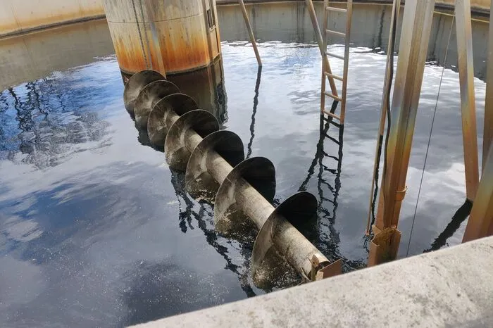 In den Nachklärbecken werden noch die letzten Fettreste entfernt