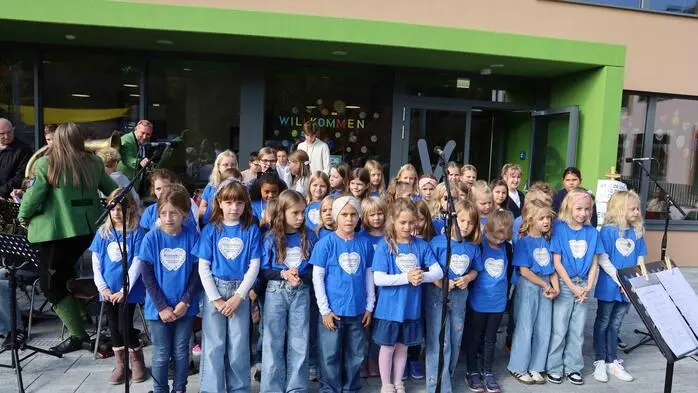 Zwei Schülerchöre untermalten das Schuleröffnungsfest