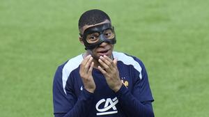 Kylian Mbappé mit Maske