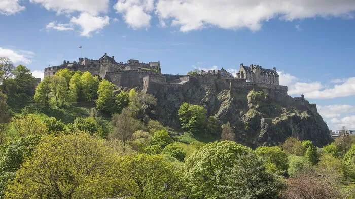 Die klassischen Sehenswürdigkeiten der Stadt, wie etwa das Edinburgh Castle oder den königlichen Palast Holyroodhouse, besichtigt man am günstigsten mit einem 48 Stunden gültigen Royal-Ticket: Das spart nicht nur Geld, sondern auch Zeit. Denn mit dem Ticket hat man bevorzugten Eintritt und muss nicht warten. Auch kostenlose Bustouren sind im Preis enthalten.