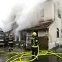 Das Haus stand in Vollbrand. Zehn Feuerwehren mit 19 Fahrzeugen und 90 Einsatzkräften waren im Einsatz